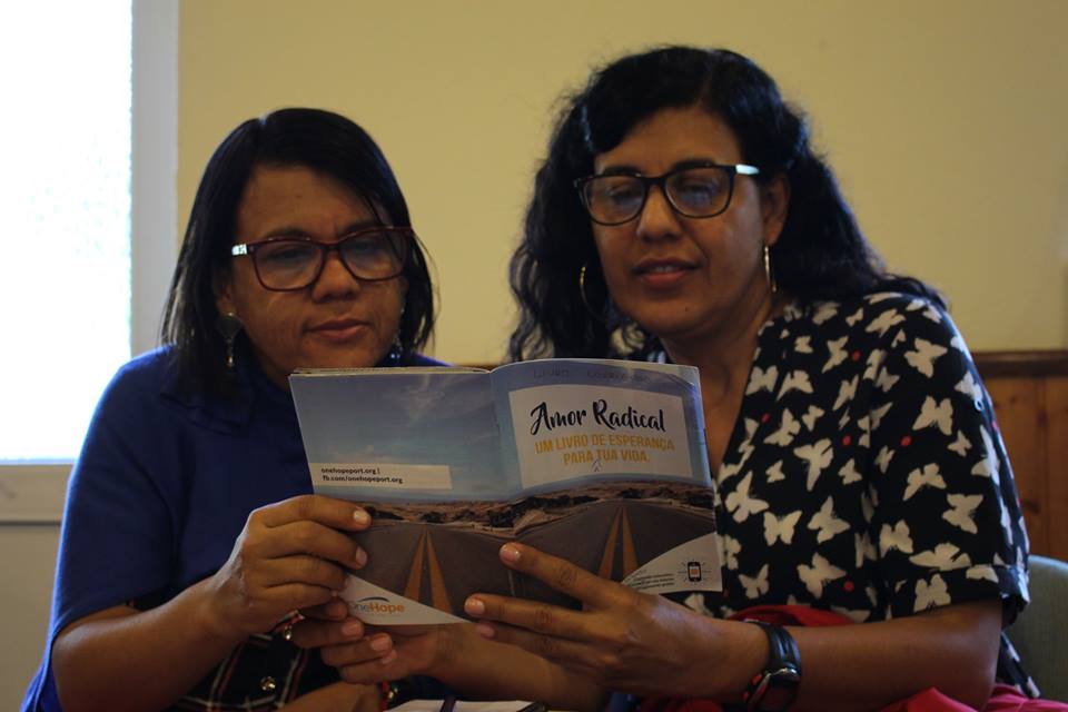 Missionárias leem o conteúdo do livro Amor Radical