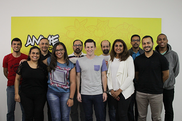 David e Mariam (ao centro na foto) estiveram com a equipe da OneHope no Brasil.