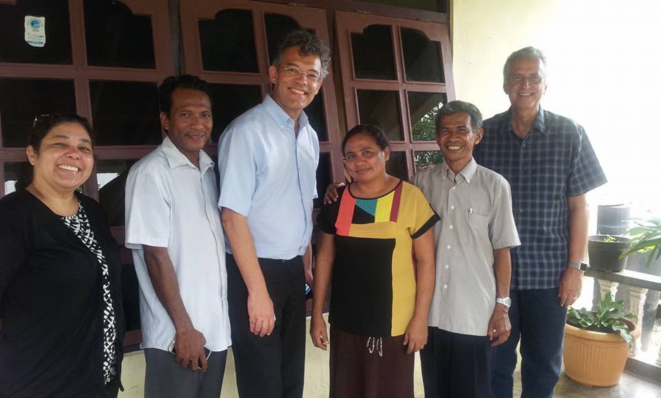 Simone e Rui (ambos à esq. na foto) são os representantes da OneHope em Timor Leste